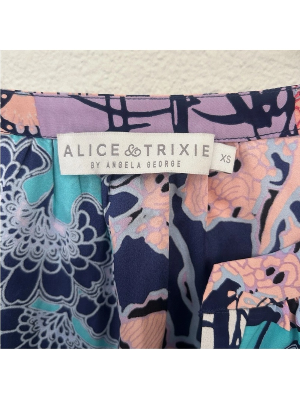 Alice and Trixie 100% Silk Blouse Top Pull Over Split Sleeve Blue Pink Size XS - Picture 3 of 11